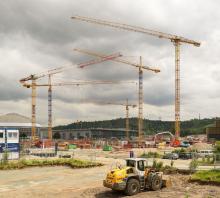 Jeřáby Liebherr na stavbě Arena Brno